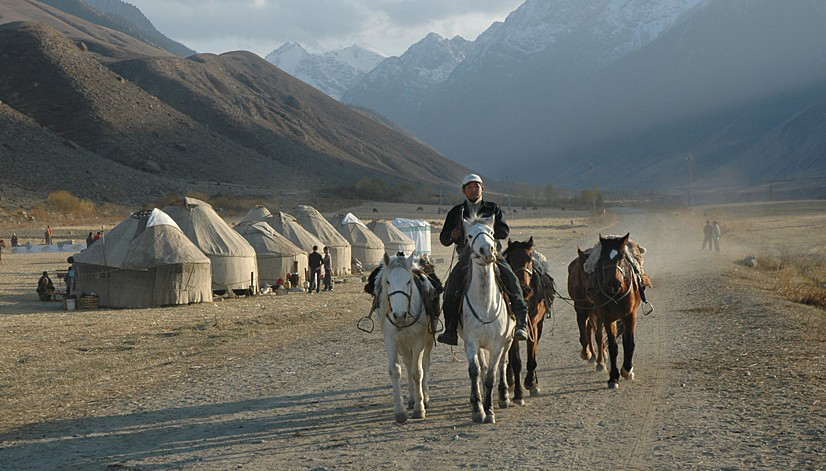 Illustration. Exploration du Monde. Kirghizistan. Des chevaux et des hommes. Présenté par Vincent Robinot. 05. 2016-01-11